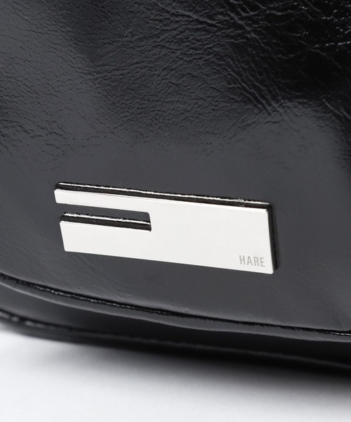 HARE(ハレ)の「メタリックフェイクレザーミニバッグ(HARE)(ショルダーバッグ・レディース・ブラック/シルバー・FREE)」の10枚目の写真