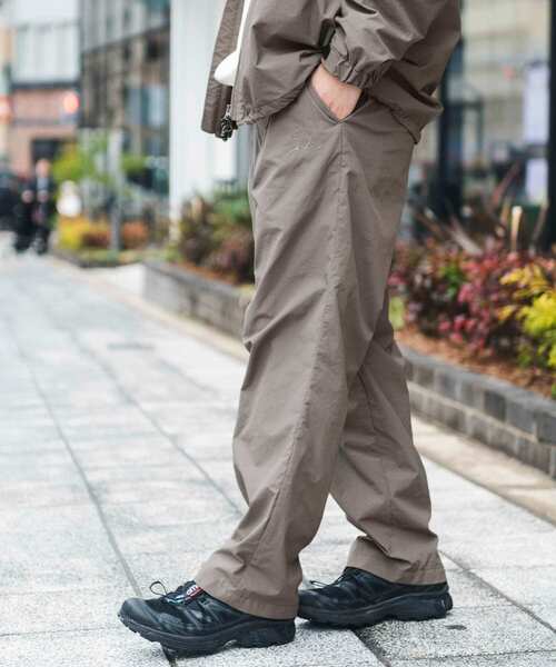 URBAN RESEARCH DOORS（アーバンリサーチドアーズ）の「『セットアップ対応』URDリップストップナイロンパンツ（その他パンツ・メンズ・チャコールグレー/ブラック/グレー系その他・MEDIUM/LARGE）」の4枚目の写真