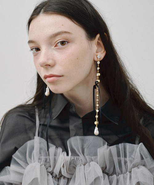 J1U by LA BELLE ETUDE（ジユウバイラベルエチュード）の「アシンメトリー×ダイヤレーンリボンピアス（ピアス（両耳用）・レディース・ホワイト/ブラック・FREE）」の4枚目の写真