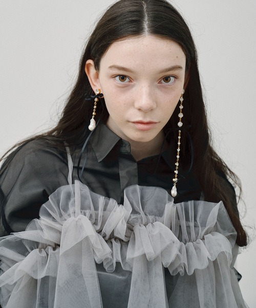 J1U by LA BELLE ETUDE（ジユウバイラベルエチュード）の「アシンメトリー×ダイヤレーンリボンピアス（ピアス（両耳用）・レディース・ホワイト/ブラック・FREE）」の6枚目の写真