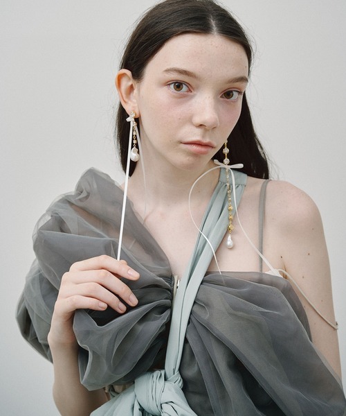 J1U by LA BELLE ETUDE（ジユウバイラベルエチュード）の「アシンメトリー×ダイヤレーンリボンピアス（ピアス（両耳用）・レディース・ホワイト/ブラック・FREE）」の13枚目の写真