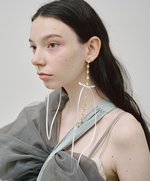 J1U by LA BELLE ETUDE（ジユウバイラベルエチュード）の「アシンメトリー×ダイヤレーンリボンピアス（ピアス（両耳用）・レディース・ホワイト/ブラック・FREE）」の15枚目の写真