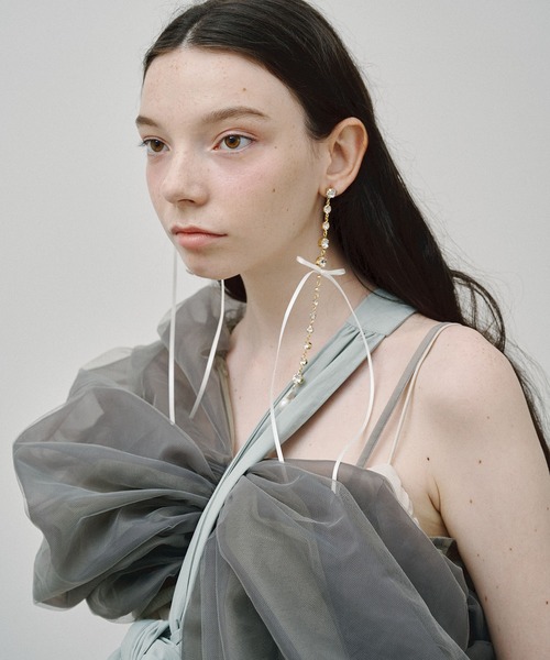 J1U by LA BELLE ETUDE（ジユウバイラベルエチュード）の「アシンメトリー×ダイヤレーンリボンピアス（ピアス（両耳用）・レディース・ホワイト/ブラック・FREE）」の16枚目の写真