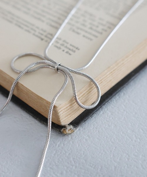 LAKOLE（ラコレ）の「スネークリボンネックレス2 / 118953（ネックレス・レディース・その他2/その他1・FREE）」の2枚目の写真