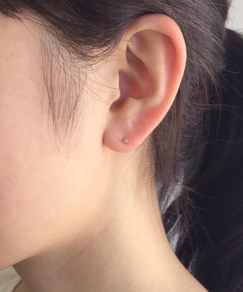 TAKE-UP（テイクアップ）の「[ セカンドピアス] K18ブラウンダイヤモンドピアス（ピアス（両耳用）・レディース・イエローゴールド・FREE）」の2枚目の写真