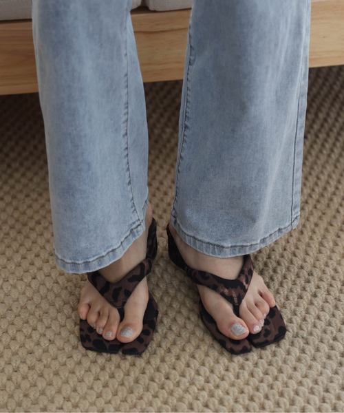 AMELY（エミリー）の「トングサンダル（サンダル・レディース・ブラック/ホワイト/シルバー/モカ/レオパード・35/36/37/38/39/40）」の5枚目の写真