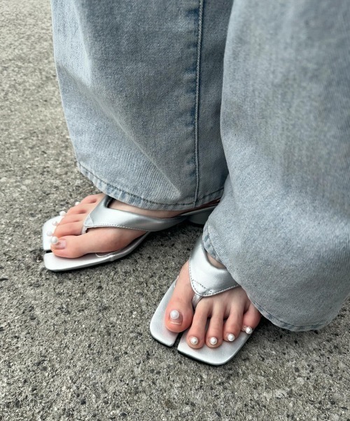 AMELY（エミリー）の「トングサンダル（サンダル・レディース・ブラック/ホワイト/シルバー/モカ/レオパード・35/36/37/38/39/40）」の4枚目の写真