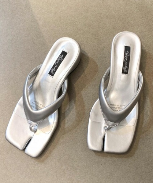 AMELY（エミリー）の「トングサンダル（サンダル・レディース・ブラック/ホワイト/シルバー/モカ/レオパード・35/36/37/38/39/40）」の14枚目の写真