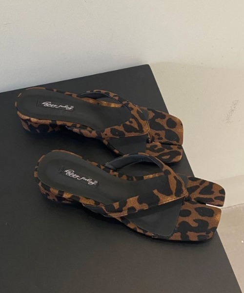 AMELY（エミリー）の「トングサンダル（サンダル・レディース・ブラック/ホワイト/シルバー/モカ/レオパード・35/36/37/38/39/40）」の15枚目の写真