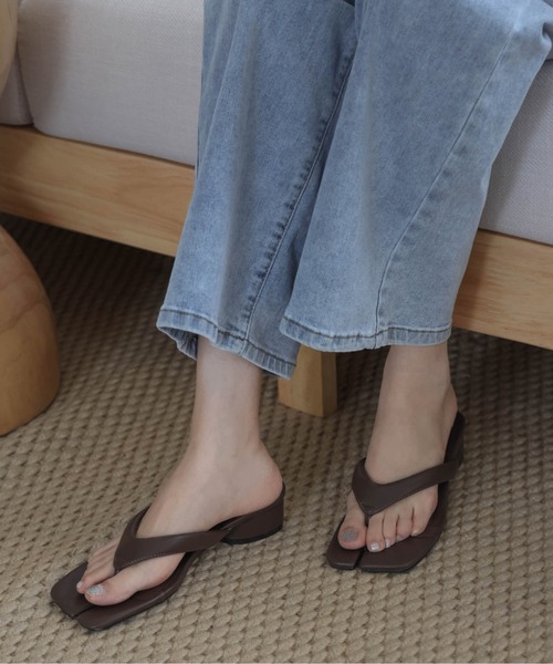 AMELY（エミリー）の「トングサンダル（サンダル・レディース・ブラック/ホワイト/シルバー/モカ/レオパード・35/36/37/38/39/40）」の12枚目の写真