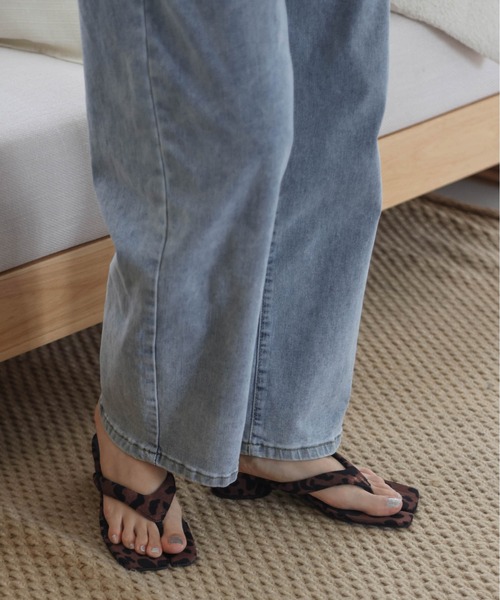 AMELY（エミリー）の「トングサンダル（サンダル・レディース・ブラック/ホワイト/シルバー/モカ/レオパード・35/36/37/38/39/40）」の13枚目の写真