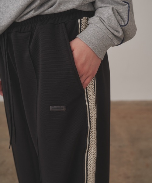 HUGELY - ラインイージーパンツ（ユニセックス着用）（その他パンツ）｜HUGELY（ヒュージリー）