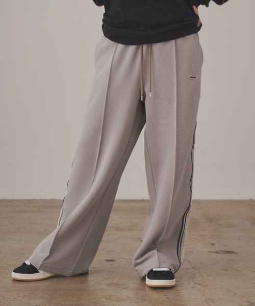 HUGELY - ラインイージーパンツ（ユニセックス着用）（その他