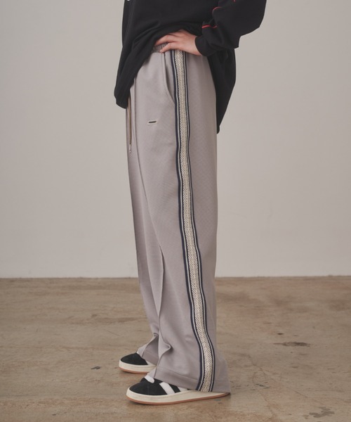 HUGELY - ラインイージーパンツ（ユニセックス着用）（その他パンツ）｜HUGELY（ヒュージリー）