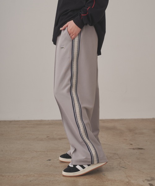 HUGELY - ラインイージーパンツ（ユニセックス着用）（その他パンツ）｜HUGELY（ヒュージリー）