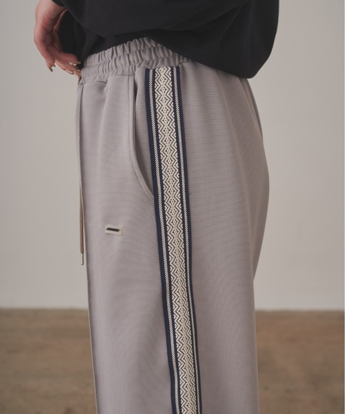 HUGELY - ラインイージーパンツ（ユニセックス着用）（その他パンツ）｜HUGELY（ヒュージリー）