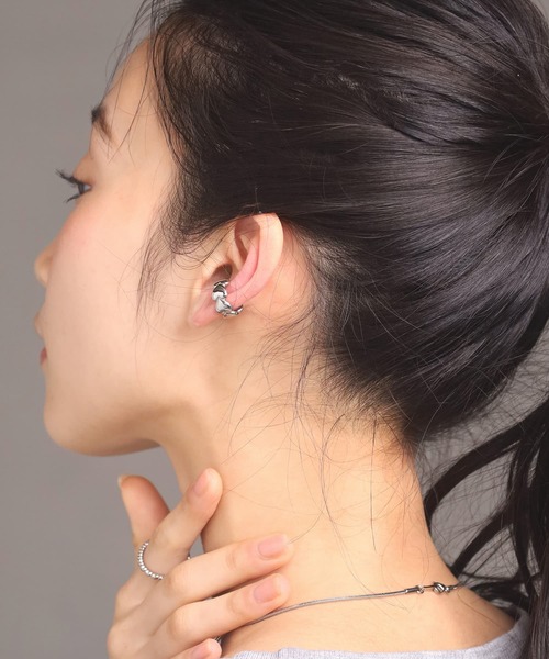LHME（エルエイチエムイー）の「【WEB限定】“Moment”ハートエタニティイヤーカフ/サージカルステンレス（金属アレルギー対応）【LHME / エルエイチエムイー】（イヤーカフ・レディース・ゴールド/シルバー・ONE SIZE）」の5枚目の写真