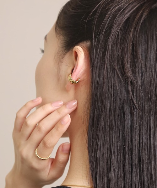 LHME（エルエイチエムイー）の「【WEB限定】“Moment”ハートエタニティイヤーカフ/サージカルステンレス（金属アレルギー対応）【LHME / エルエイチエムイー】（イヤーカフ・レディース・ゴールド/シルバー・ONE SIZE）」の4枚目の写真