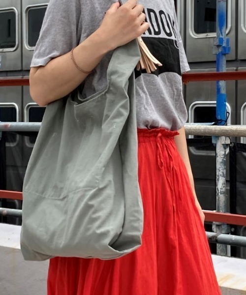 EARTH MADE(アースメイド)の「WASHED COTTON タッセル TOTE(トートバッグ・レディース・グレー/キナリ/ライトグリーン/ブラウン/ブラック・FREE)」の4枚目の写真