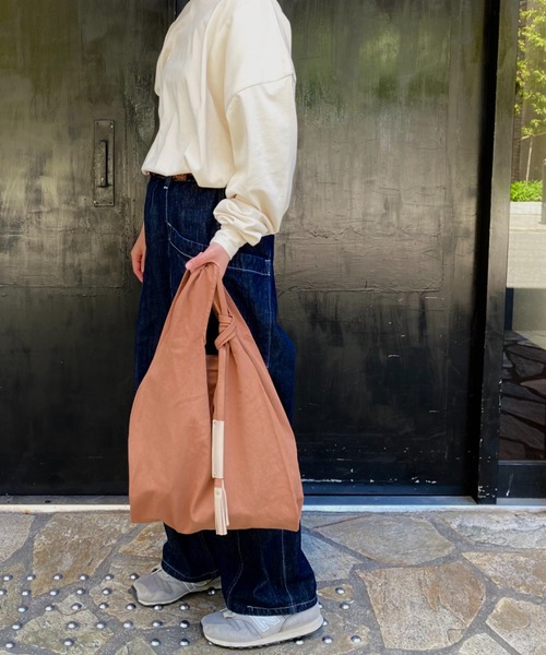 EARTH MADE(アースメイド)の「WASHED COTTON タッセル TOTE(トートバッグ・レディース・グレー/キナリ/ライトグリーン/ブラウン/ブラック・FREE)」の11枚目の写真