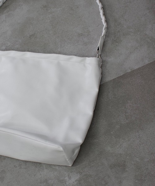 favclo.（ファブクロ）の「AMIKOMI SHOULDER BAG / 編み込みレザーショルダーバッグ（ショルダーバッグ・メンズ・ブラック/ホワイト・FREE）」の16枚目の写真