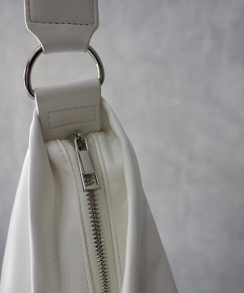 favclo.（ファブクロ）の「AMIKOMI SHOULDER BAG / 編み込みレザーショルダーバッグ（ショルダーバッグ・メンズ・ブラック/ホワイト・FREE）」の19枚目の写真