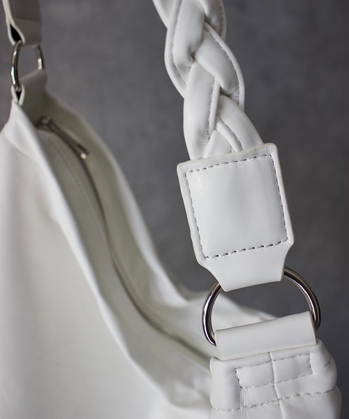 favclo.（ファブクロ）の「AMIKOMI SHOULDER BAG / 編み込みレザーショルダーバッグ（ショルダーバッグ・メンズ・ブラック/ホワイト・FREE）」の18枚目の写真