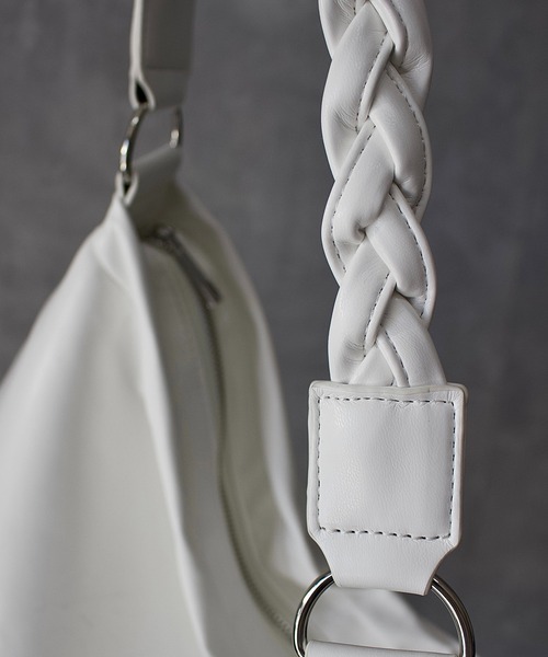 favclo.（ファブクロ）の「AMIKOMI SHOULDER BAG / 編み込みレザーショルダーバッグ（ショルダーバッグ・メンズ・ブラック/ホワイト・FREE）」の17枚目の写真