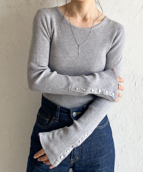She's Closet(シーズクローゼット)の「袖ボタンクルーネックタイト長袖リブニットトップス(ニット/セーター・レディース・杢グレー/アイボリー/ブラック/オレンジ/レッド/マスタード/カーキ/ブラウン・FREE)」の3枚目の写真