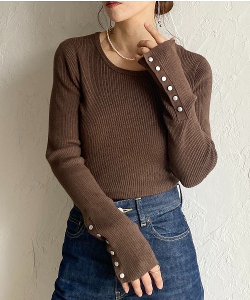 She's Closet(シーズクローゼット)の「袖ボタンクルーネックタイト長袖リブニットトップス(ニット/セーター・レディース・杢グレー/アイボリー/ブラック/オレンジ/レッド/マスタード/カーキ/ブラウン・FREE)」の4枚目の写真