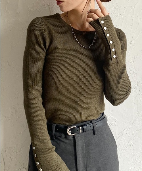 She's Closet(シーズクローゼット)の「袖ボタンクルーネックタイト長袖リブニットトップス(ニット/セーター・レディース・杢グレー/アイボリー/ブラック/オレンジ/レッド/マスタード/カーキ/ブラウン・FREE)」の5枚目の写真