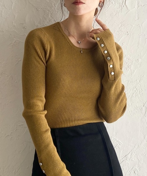 She's Closet(シーズクローゼット)の「袖ボタンクルーネックタイト長袖リブニットトップス(ニット/セーター・レディース・杢グレー/アイボリー/ブラック/オレンジ/レッド/マスタード/カーキ/ブラウン・FREE)」の6枚目の写真