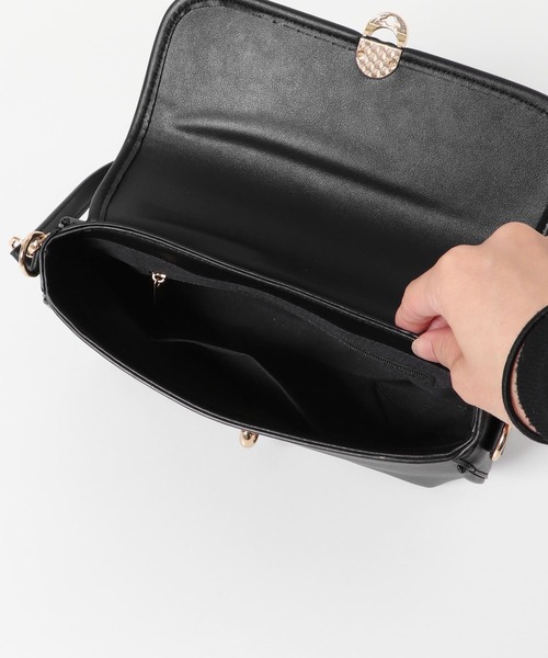 URBAN RESEARCH ROSSO WOMEN(アーバンリサーチ ロッソ)の「ヴィンテージライクフラップバッグ(ショルダーバッグ・レディース・ブラック/オフホワイト・-)」の11枚目の写真