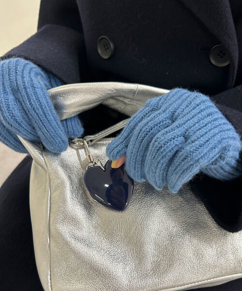 SHENERY(シーナリー)の「配色グローブ(その他小物・レディース・ブルー/ベージュ/レッド・FREE)」の3枚目の写真