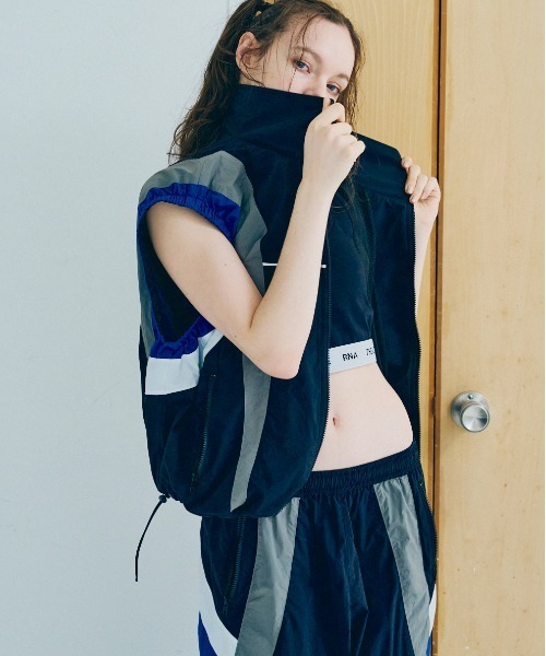 RNA（アールエヌエー）の「V0164 スウィッチングトレベスト（ベスト・レディース・ベージュ/ブラック/ブルー・MEDIUM）」の2枚目の写真