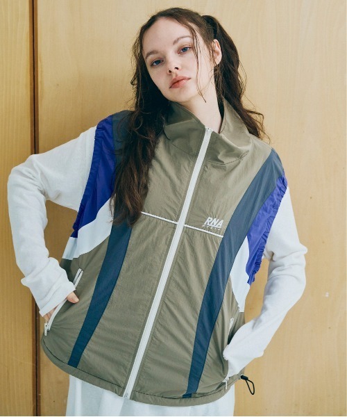 RNA（アールエヌエー）の「V0164 スウィッチングトレベスト（ベスト・レディース・ベージュ/ブラック/ブルー・MEDIUM）」の19枚目の写真