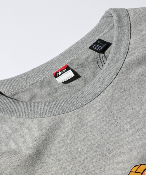 NANGA(ナンガ)の「NANGA / ナンガ ECO HYBRID SWEATSHIRT(OUT DOOR MAN PT) エコハイブリッド スウェットシャツ アウトドアマンプリント(Tシャツ/カットソー・メンズ・オートミール/グレー・MEDIUM/LARGE/X-LARGE)」の4枚目の写真