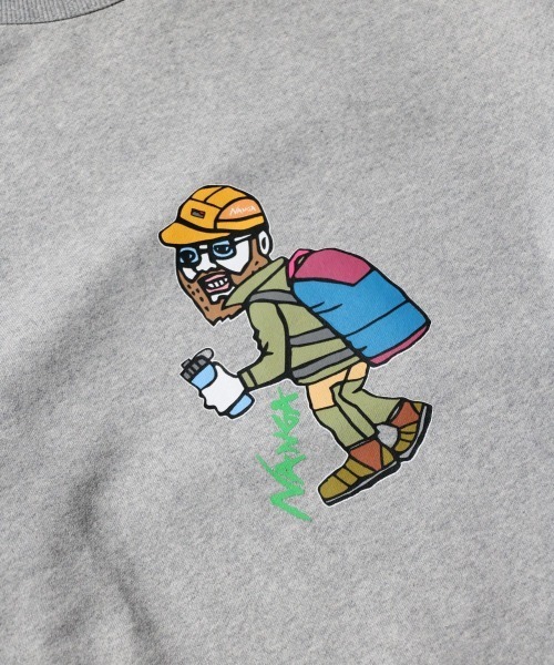 NANGA(ナンガ)の「NANGA / ナンガ ECO HYBRID SWEATSHIRT(OUT DOOR MAN PT) エコハイブリッド スウェットシャツ アウトドアマンプリント(Tシャツ/カットソー・メンズ・オートミール/グレー・MEDIUM/LARGE/X-LARGE)」の5枚目の写真