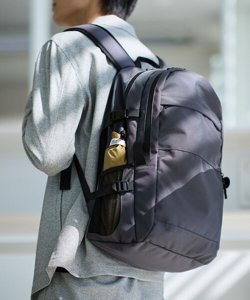 TAKEO KIKUCHI(タケオキクチ)の「◆【大容量/ONOFF対応】CITYバックパック(バックパック/リュック・メンズ・ネイビー/ブラック/グレー・00)」の4枚目の写真