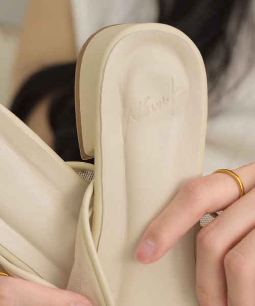 NEUNA（ヌナ）の「ポインテッドシアーミュール（パンプス・レディース・ブラック/アイボリー・MEDIUM/SMALL/LARGE）」の13枚目の写真