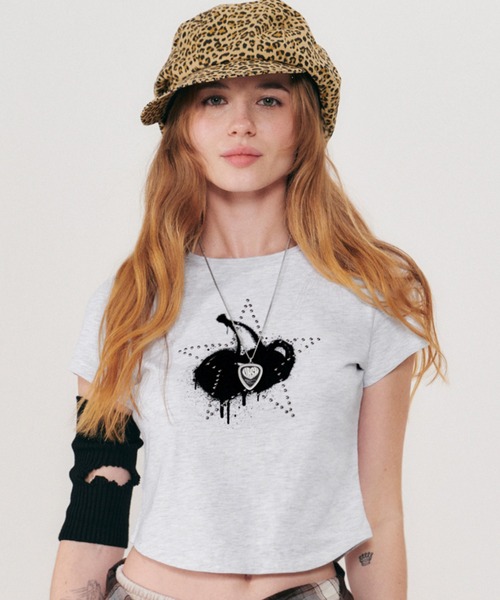 KIRSH（キルシー）の「KIRSH MELTING CHERRY PRINTED CROP T-SHIRT メルティング チェリー プリンテッド クロップ Tシャツ（Tシャツ/カットソー・レディース・レッド/グレー/ブラック・ONE SIZE）」の2枚目の写真