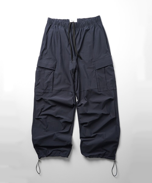 Confirm（コンファーム）の「ビッグポケット 裾ドロスト ワイドシルエット ポリメッシュカーゴパンツ（カーゴパンツ・メンズ・チャコールグレー/ブラック・L/M）」の3枚目の写真