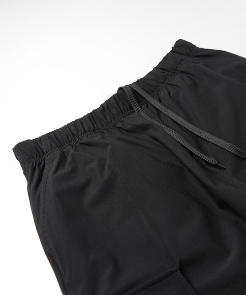 Confirm（コンファーム）の「ビッグポケット 裾ドロスト ワイドシルエット ポリメッシュカーゴパンツ（カーゴパンツ・メンズ・チャコールグレー/ブラック・L/M）」の12枚目の写真