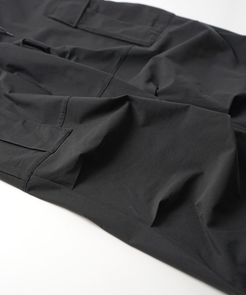 Confirm（コンファーム）の「ビッグポケット 裾ドロスト ワイドシルエット ポリメッシュカーゴパンツ（カーゴパンツ・メンズ・チャコールグレー/ブラック・L/M）」の14枚目の写真