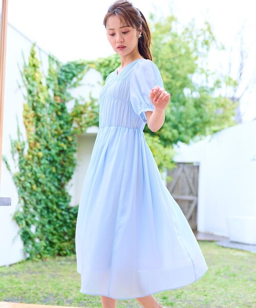 Feroux(フェルゥ)の「【洗える】ギャザーデザインパフスリーブワンピース(ワンピース・レディース・ブラック系1/スカイブルー系/ピンク系・F)」の5枚目の写真