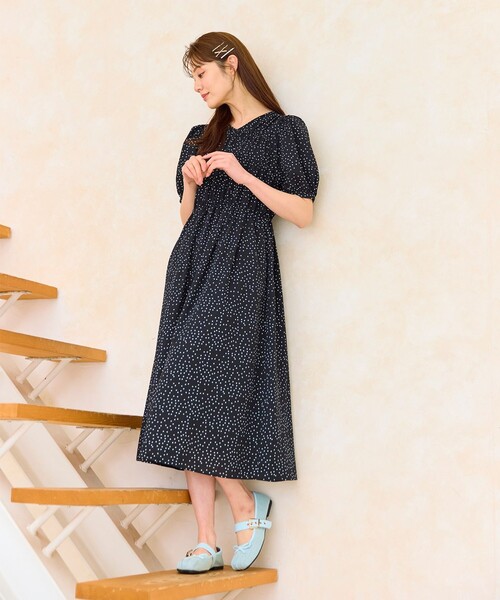 Feroux(フェルゥ)の「【洗える】ギャザーデザインパフスリーブワンピース(ワンピース・レディース・ブラック系1/スカイブルー系/ピンク系・F)」の11枚目の写真