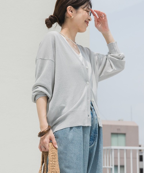 URBAN RESEARCH DOORS（アーバンリサーチドアーズ）の「『UR TECH ひやサラクール』リネン混Vネックショートカーディガン（カーディガン/ボレロ・レディース・ブルー/ライトグレー/ブラック・MEDIUM）」の16枚目の写真