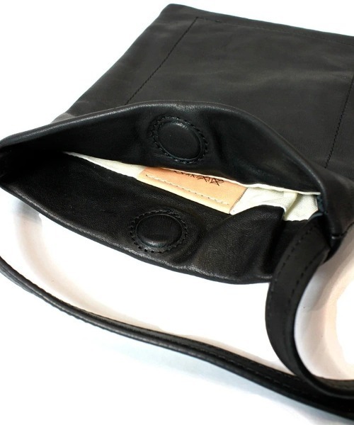 Butler Verner Sails（バトラーヴァーナーセイルス）の「Butler Verner Sails 隠しﾏｸﾞﾈｯﾄ馬革ｼﾝﾌﾟﾙｼｮﾙﾀﾞｰ（ショルダーバッグ・メンズ・ブラック/キャメル・FREE）」の6枚目の写真