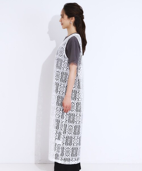 SHOO・LA・RUE（シューラルー）の「【S-LL】羽織るだけでサマ見え レース風の柄が華やかなロングジレ（ベスト・レディース・アイボリー/ブラック・01/02/03/04）」の11枚目の写真