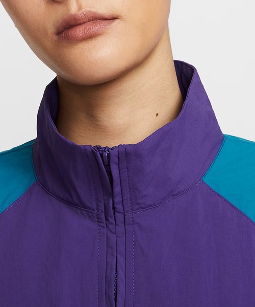 NIKE(ナイキ)の「NIKE/ナイキ トラックジャケット HV4108-010/HV4108-547(ナイロンジャケット・レディース・パープル/ブラック×ホワイト・L/M)」の9枚目の写真